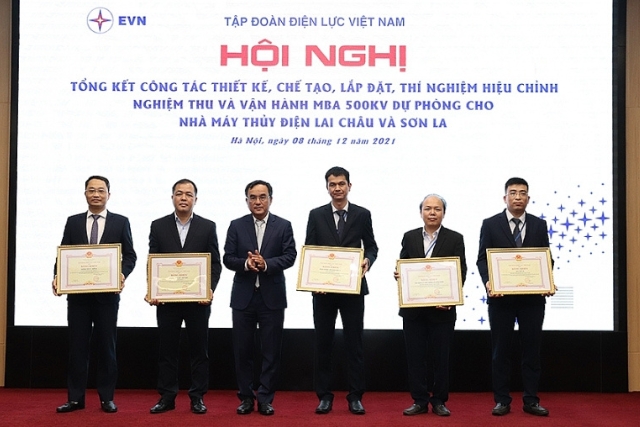 Chủ tịch HĐTV EVN Dương Quang Thành trao Bằng khen của Tập đoàn cho các tập thể có thành tích xuất sắc trong công tác chế tạo, lắp đặt, vận hành máy biến áp 3 pha 500kV- 467MVA dự phòng cho Nhà máy Thủy điện Lai Châu và Sơn La