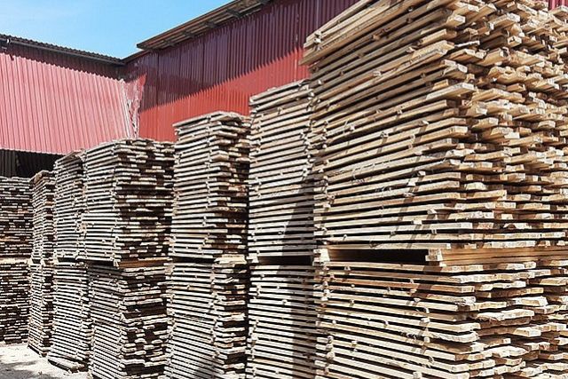 Những chồng gỗ ghép thanh nối nhau san sát từ ngoài đường vào trong nhà xưởng tại Công ty TNHH sản xuất, xuất nhập khẩu Lâm sản Hải Oanh