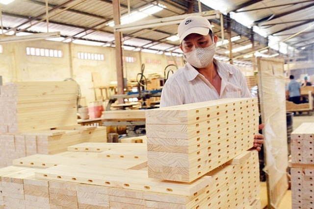 Doanh nghiệp ngành gỗ nỗ lực giữ chân người lao động.