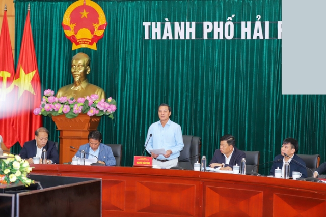 Ông Nguyễn Văn Tùng - chủ tịch UBND TP Hải Phòng (đứng), bày tỏ sự không hài lòng với tiến độ triển khai các dự án khu công nghiệp, cụm công nghiệp mới trên địa bàn 