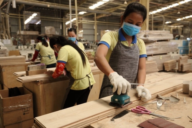 Nhà máy sản xuất ván sàn tại Công ty TNHH thương mại và sản xuất Sao Nam (Bình Dương).